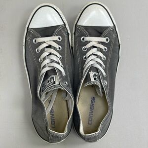 Gray converse chucks. Men size 7 women size 9